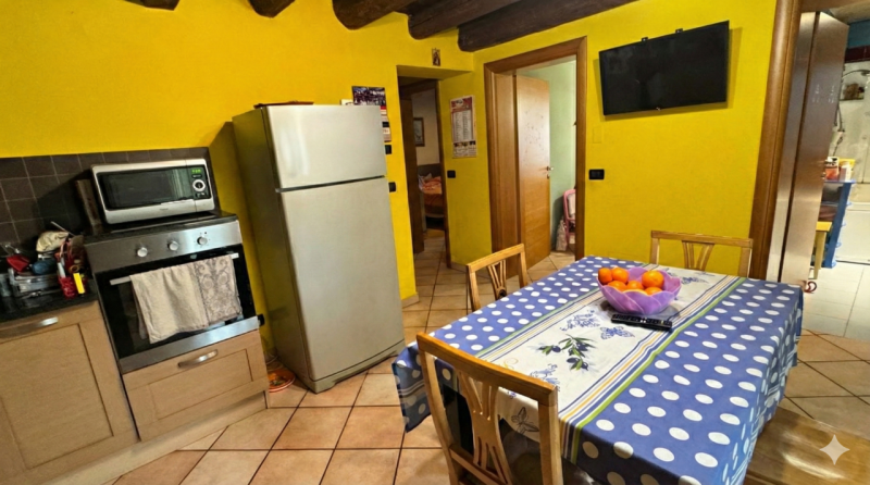 In posizione riservata, seppur comoda alle principali arterie di collegamento, proponiamo questa ...