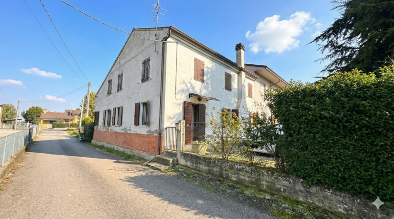 In posizione riservata, seppur comoda alle principali arterie di collegamento, proponiamo questa ...