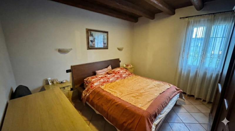 In posizione riservata, seppur comoda alle principali arterie di collegamento, proponiamo questa ...