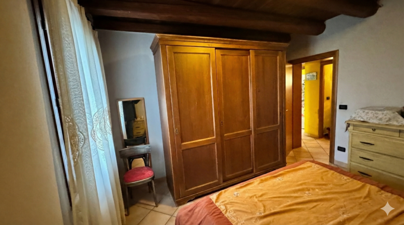 In posizione riservata, seppur comoda alle principali arterie di collegamento, proponiamo questa ...