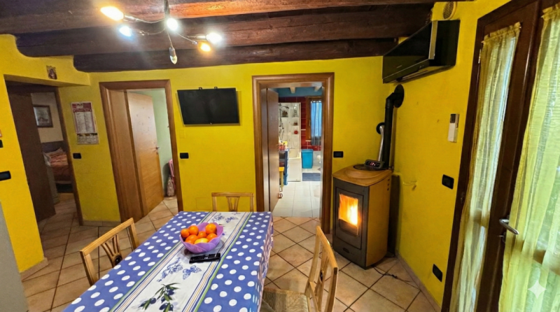 In posizione riservata, seppur comoda alle principali arterie di collegamento, proponiamo questa ...