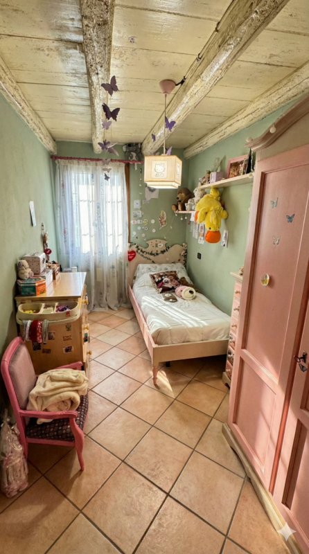 In posizione riservata, seppur comoda alle principali arterie di collegamento, proponiamo questa ...