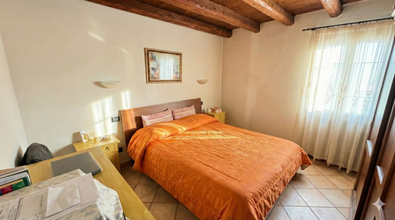 In posizione riservata, seppur comoda alle principali arterie di collegamento, proponiamo questa ...