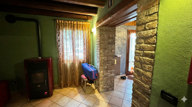 In posizione riservata, seppur comoda alle principali arterie di collegamento, proponiamo questa ...