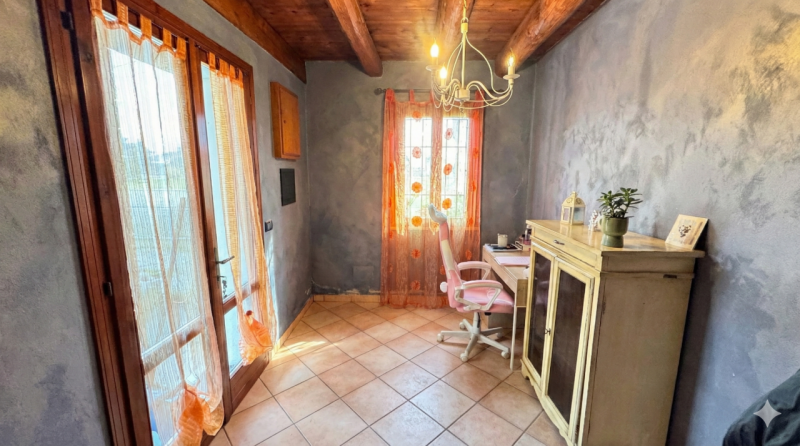 In posizione riservata, seppur comoda alle principali arterie di collegamento, proponiamo questa ...