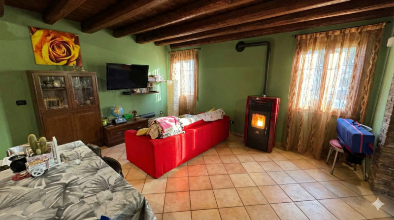 In posizione riservata, seppur comoda alle principali arterie di collegamento, proponiamo questa ...