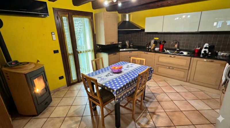 In posizione riservata, seppur comoda alle principali arterie di collegamento, proponiamo questa ...