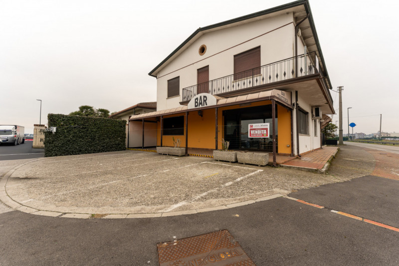 Proponiamo in vendita un'interessante multiproprietà di circa 300 mq situata nel Comune di Brugin...