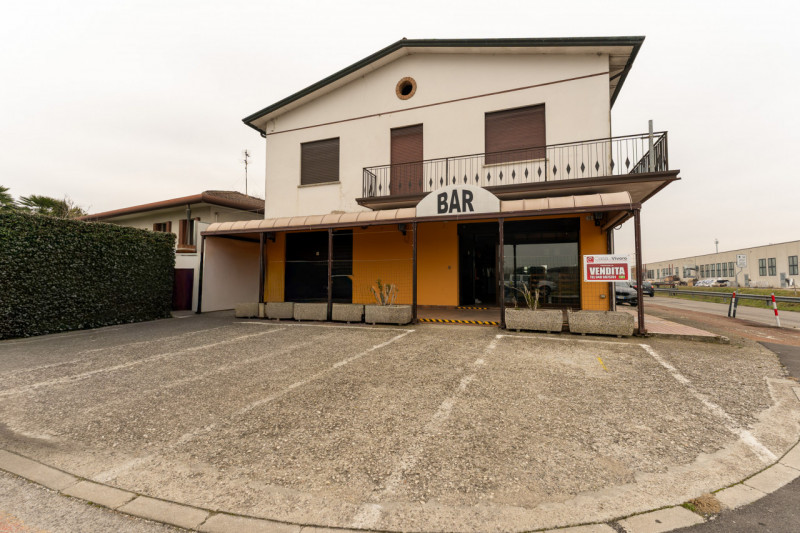 Proponiamo in vendita un'interessante multiproprietà di circa 300 mq situata nel Comune di Brugin...