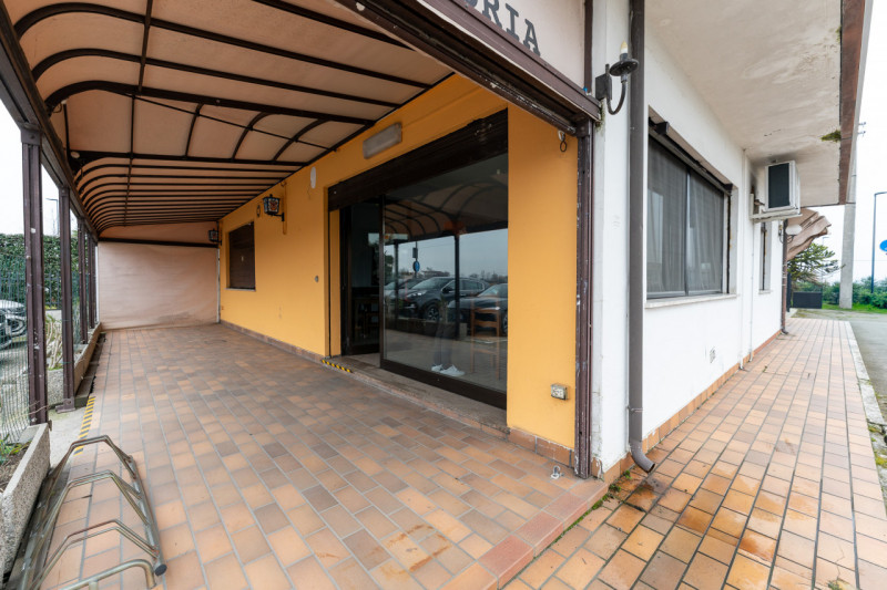 Proponiamo in vendita un'interessante multiproprietà di circa 300 mq situata nel Comune di Brugin...