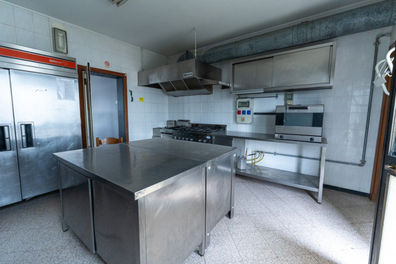 Proponiamo in vendita un'interessante multiproprietà di circa 300 mq situata nel Comune di Brugin...