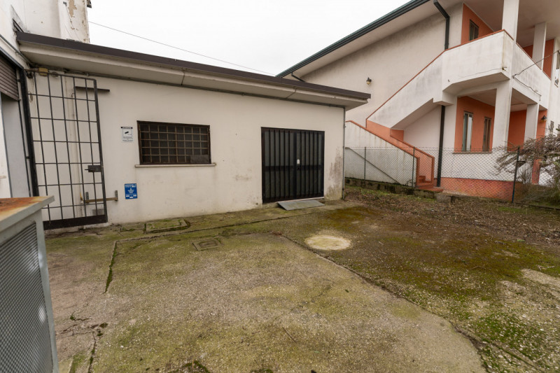 Proponiamo in vendita un'interessante multiproprietà di circa 300 mq situata nel Comune di Brugin...