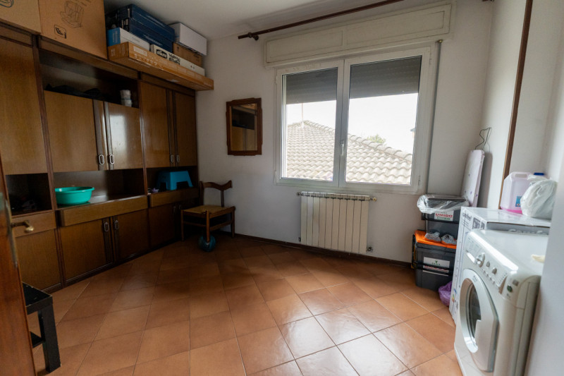 Proponiamo in vendita un'interessante multiproprietà di circa 300 mq situata nel Comune di Brugin...