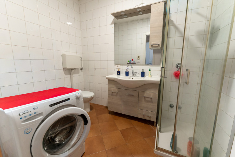 Proponiamo in vendita un'interessante multiproprietà di circa 300 mq situata nel Comune di Brugin...