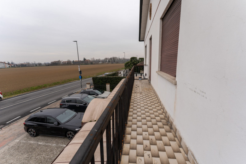 Proponiamo in vendita un'interessante multiproprietà di circa 300 mq situata nel Comune di Brugin...