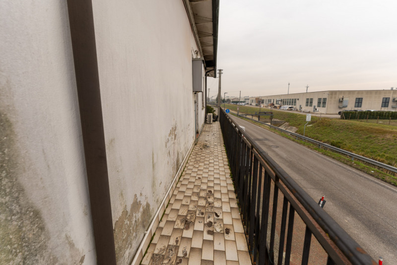 Proponiamo in vendita un'interessante multiproprietà di circa 300 mq situata nel Comune di Brugin...