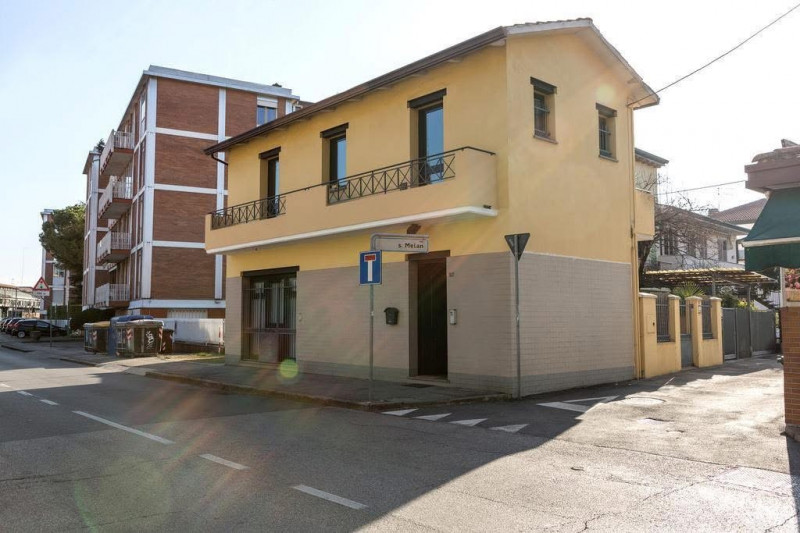 OTTIMA CASA SINGOLA SU DUE LIVELLI CON GIARDINO PRIVATO.

Immobile in esclusiva al Gruppo Padova ...