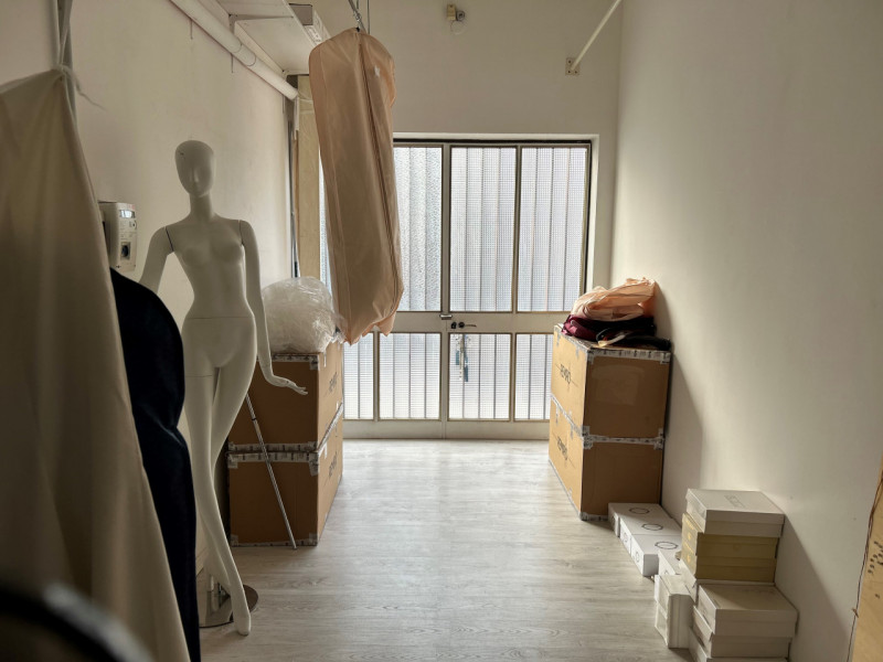 ZONA CENTRALISSIMA di forte passaggio con buona possibilità di parcheggio, proponiamo in affitto ...