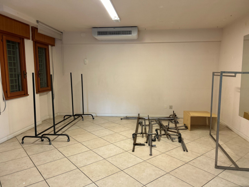 ZONA CENTRALISSIMA di forte passaggio con buona possibilità di parcheggio, proponiamo in affitto ...