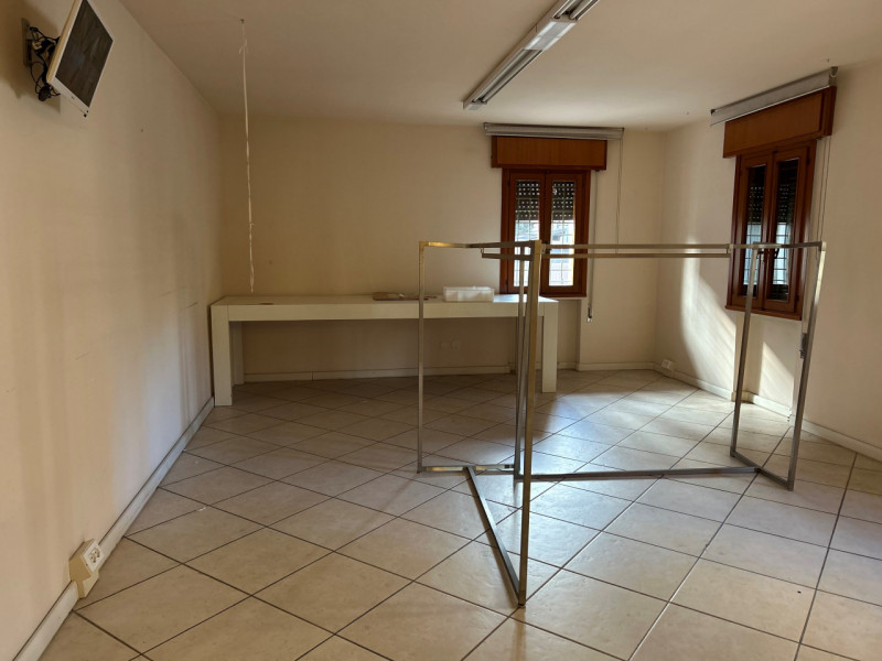 ZONA CENTRALISSIMA di forte passaggio con buona possibilità di parcheggio, proponiamo in affitto ...