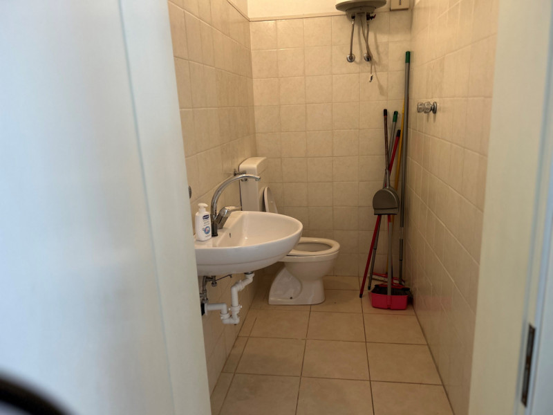 ZONA CENTRALISSIMA di forte passaggio con buona possibilità di parcheggio, proponiamo in affitto ...