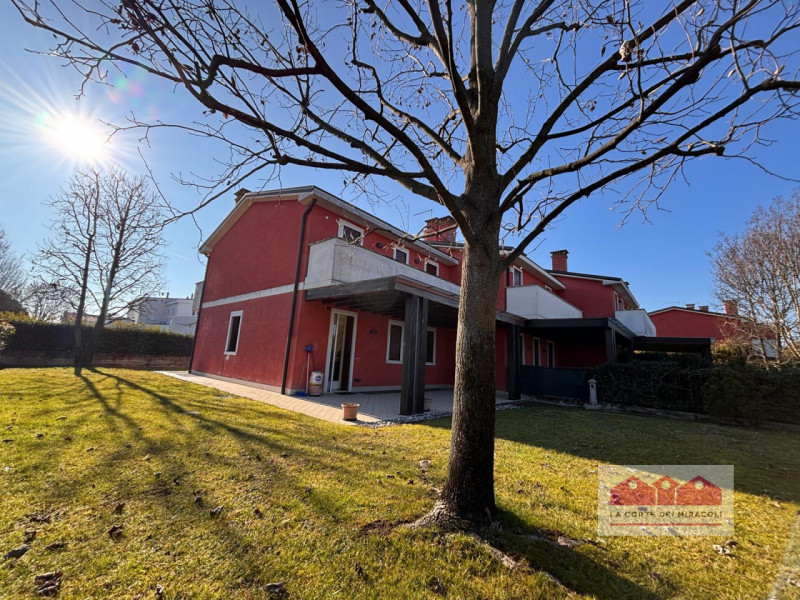 DUEVILLE – PORZIONE DI BIFAMILIARE SU TRE LIVELLI CON GIARDINO. RIF. 2224X RICHIESTA EURO 2.400

...