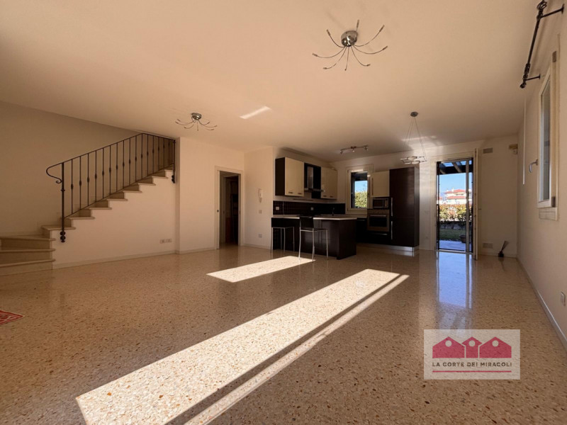 DUEVILLE – PORZIONE DI BIFAMILIARE SU TRE LIVELLI CON GIARDINO. RIF. 2224X RICHIESTA EURO 2.400

...