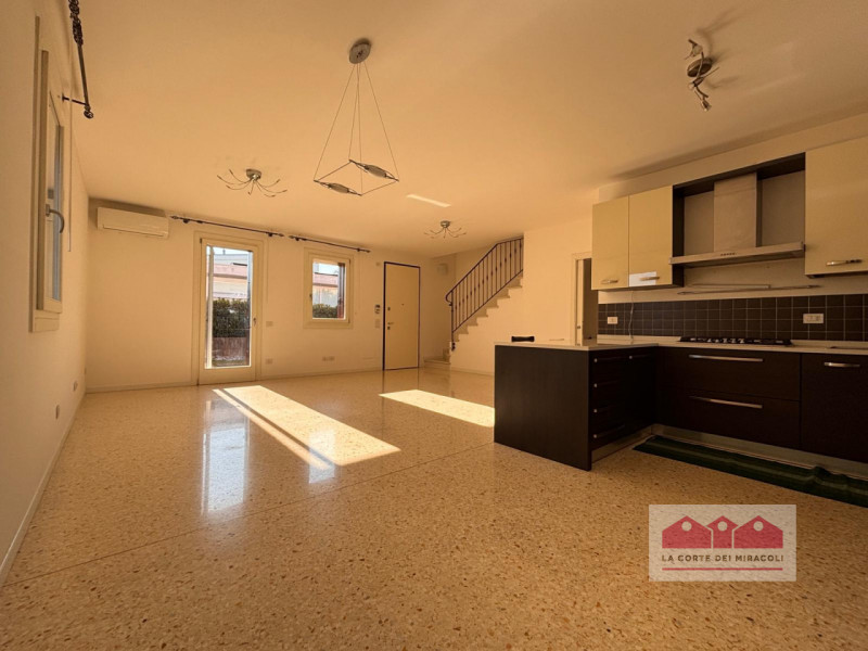 DUEVILLE – PORZIONE DI BIFAMILIARE SU TRE LIVELLI CON GIARDINO. RIF. 2224X RICHIESTA EURO 2.400

...