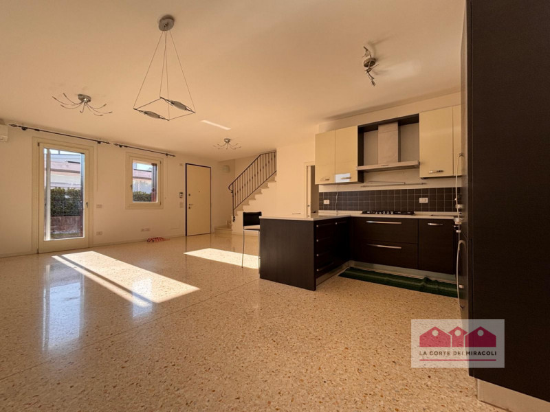 DUEVILLE – PORZIONE DI BIFAMILIARE SU TRE LIVELLI CON GIARDINO. RIF. 2224X RICHIESTA EURO 2.400

...