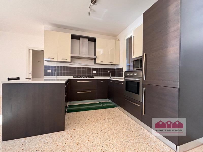 DUEVILLE – PORZIONE DI BIFAMILIARE SU TRE LIVELLI CON GIARDINO. RIF. 2224X RICHIESTA EURO 2.400

...