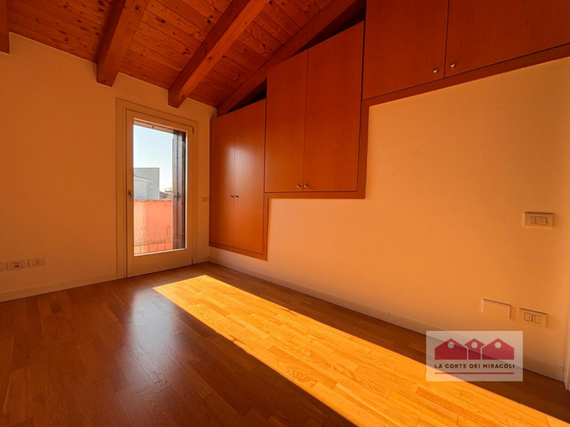 DUEVILLE – PORZIONE DI BIFAMILIARE SU TRE LIVELLI CON GIARDINO. RIF. 2224X RICHIESTA EURO 2.400

...