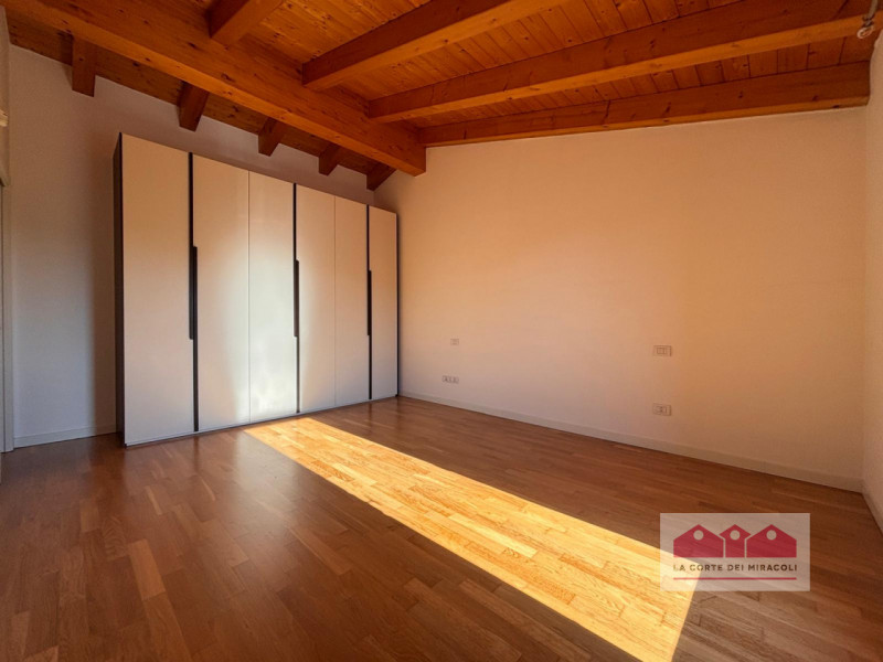 DUEVILLE – PORZIONE DI BIFAMILIARE SU TRE LIVELLI CON GIARDINO. RIF. 2224X RICHIESTA EURO 2.400

...