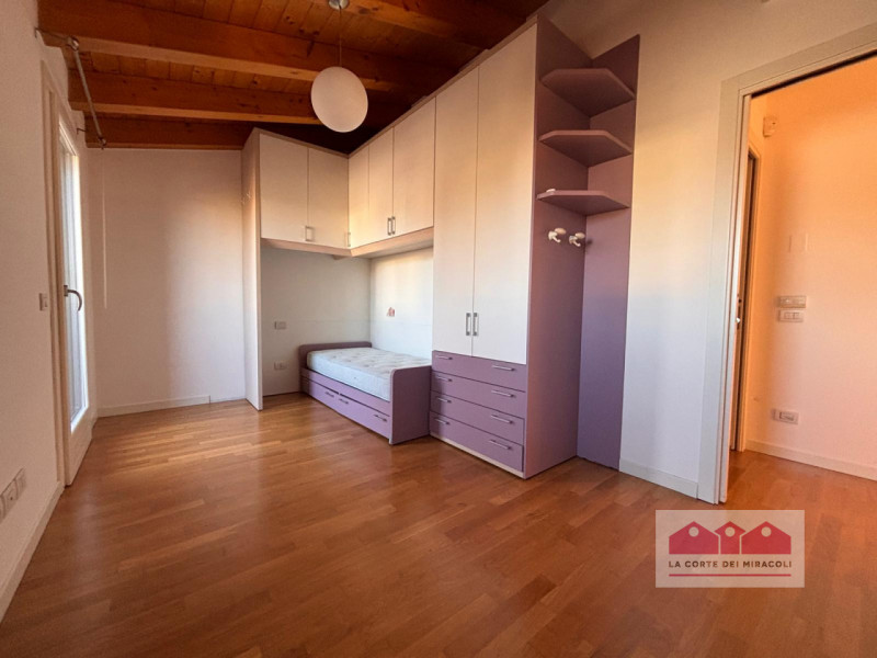 DUEVILLE – PORZIONE DI BIFAMILIARE SU TRE LIVELLI CON GIARDINO. RIF. 2224X RICHIESTA EURO 2.400

...