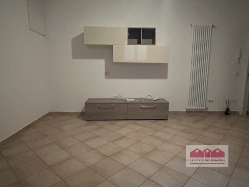 DUEVILLE – PORZIONE DI BIFAMILIARE SU TRE LIVELLI CON GIARDINO. RIF. 2224X RICHIESTA EURO 2.400

...