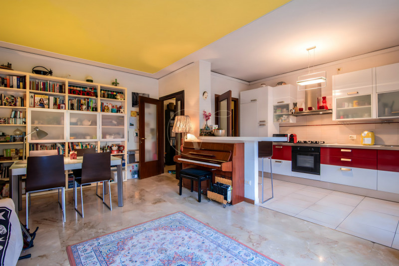 In Via Buonarroti, a due passi dalla stazione e inserito in un contesto residenziale tranquillo, ...