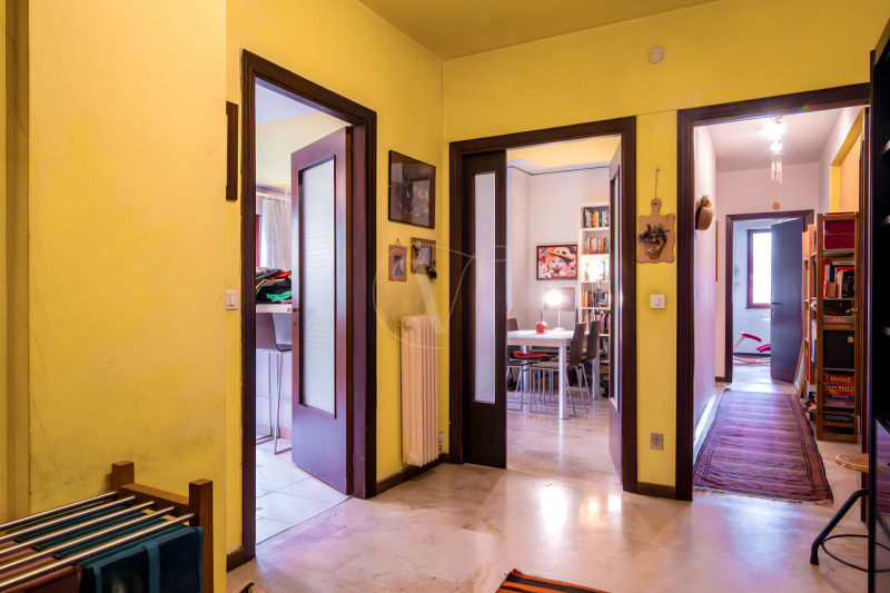 In Via Buonarroti, a due passi dalla stazione e inserito in un contesto residenziale tranquillo, ...