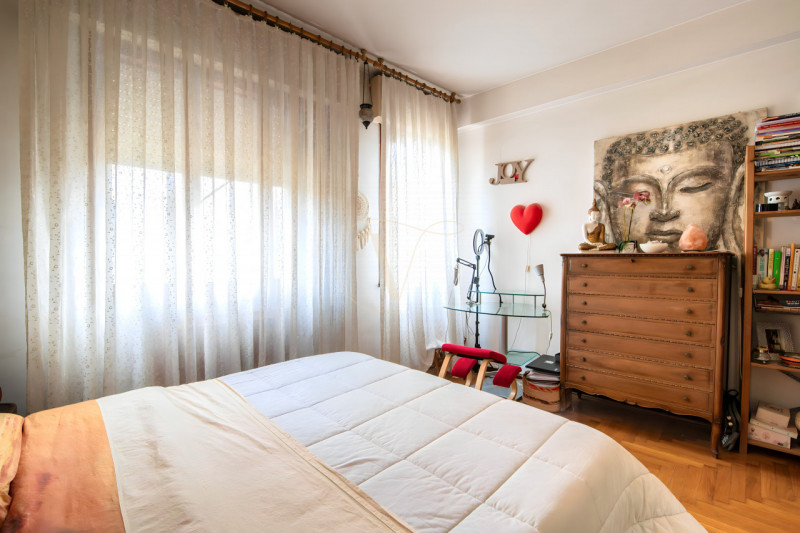 In Via Buonarroti, a due passi dalla stazione e inserito in un contesto residenziale tranquillo, ...