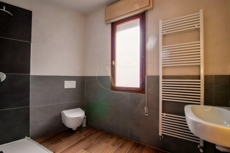 In Via Buonarroti, a due passi dalla stazione e inserito in un contesto residenziale tranquillo, ...