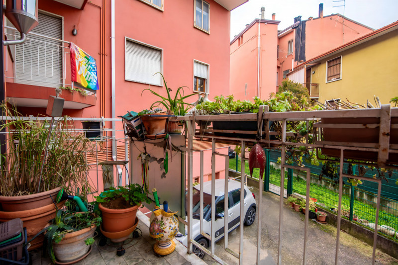 In Via Buonarroti, a due passi dalla stazione e inserito in un contesto residenziale tranquillo, ...