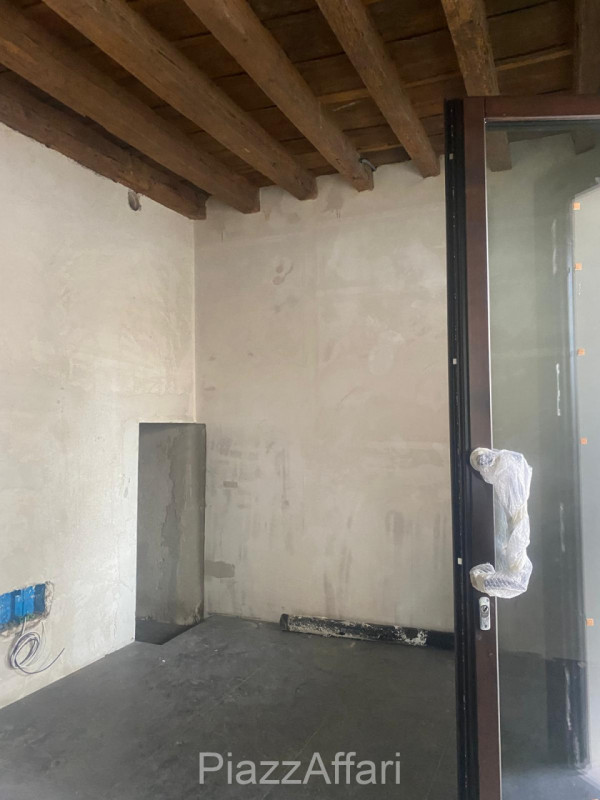 Affittasi ufficio di 15 mq, ideale come punto di appoggio professionale e pubblicitario, sede di ...