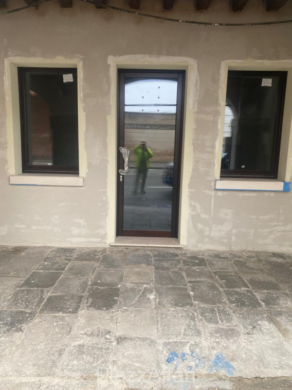 Affittasi ufficio di 15 mq, ideale come punto di appoggio professionale e pubblicitario, sede di ...