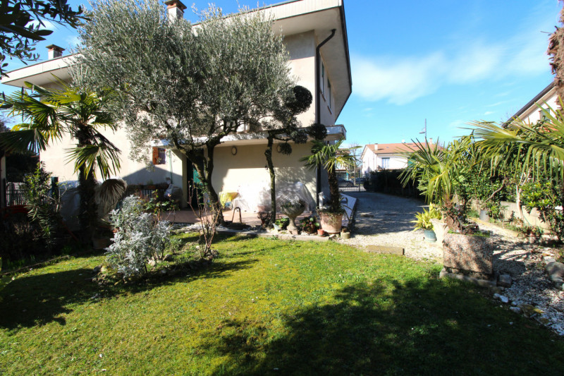 MASERA' DI PADOVA: situata nella frazione di Bertipaglia e comoda a tutti i principali servizi, c...