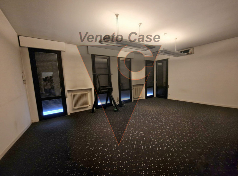 Nella zona industriale est di Padova, su strada di forte passaggio, vicino a tangenziale e casell...