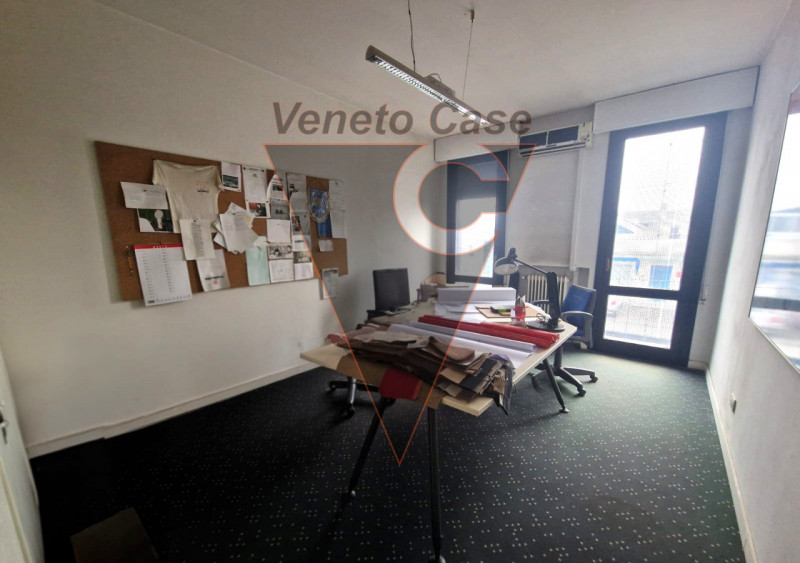 Nella zona industriale est di Padova, su strada di forte passaggio, vicino a tangenziale e casell...