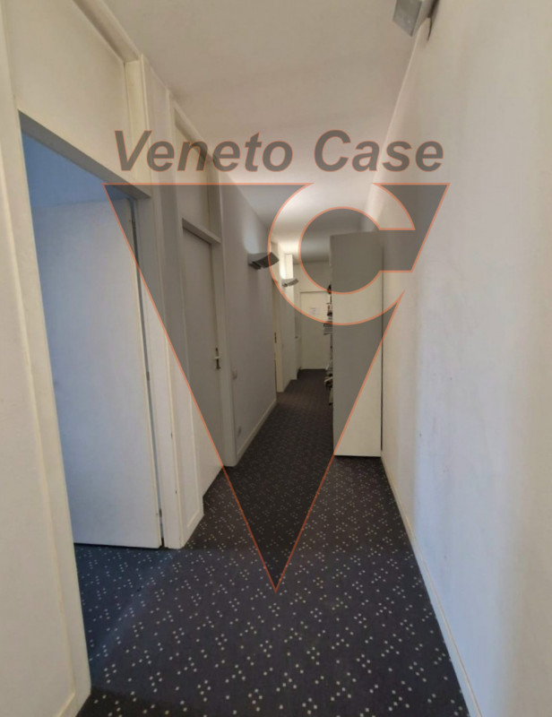 Nella zona industriale est di Padova, su strada di forte passaggio, vicino a tangenziale e casell...