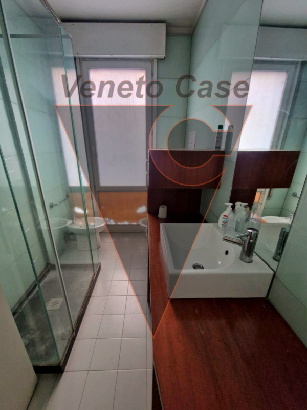 Nella zona industriale est di Padova, su strada di forte passaggio, vicino a tangenziale e casell...