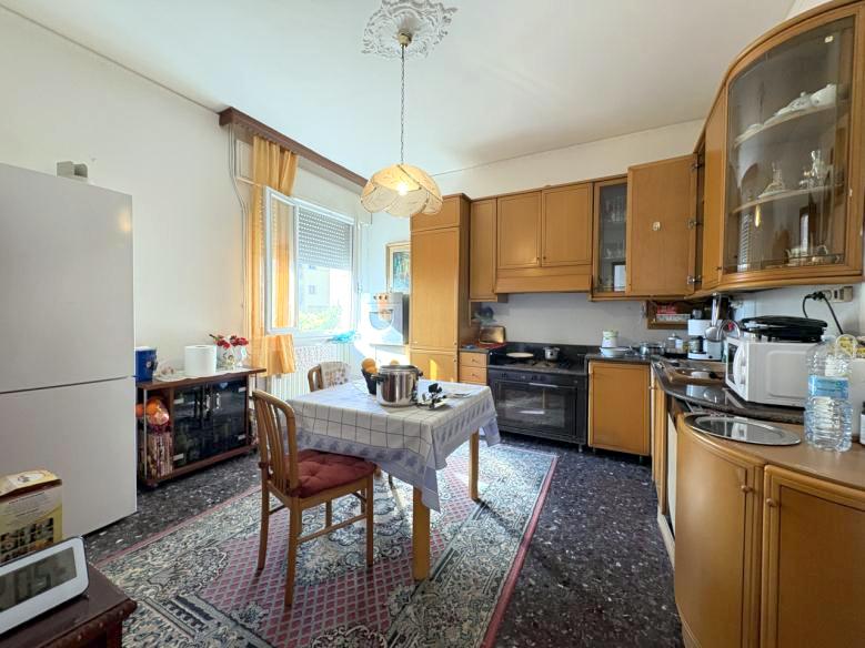 Proponiamo, a Giarre di Abano Terme, una particolare proprietà composta da una casa singola da ri...