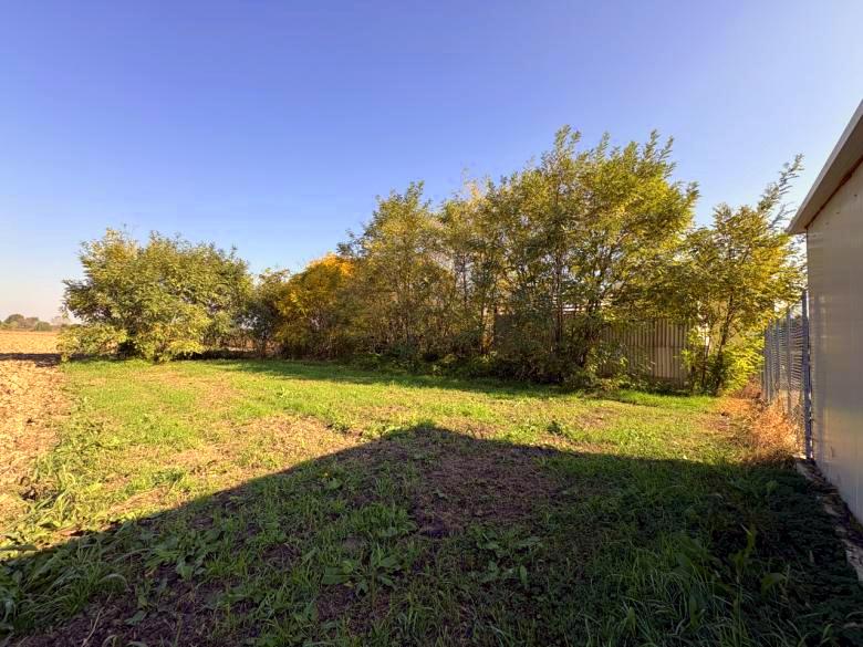 Proponiamo, a Giarre di Abano Terme, una particolare proprietà composta da una casa singola da ri...