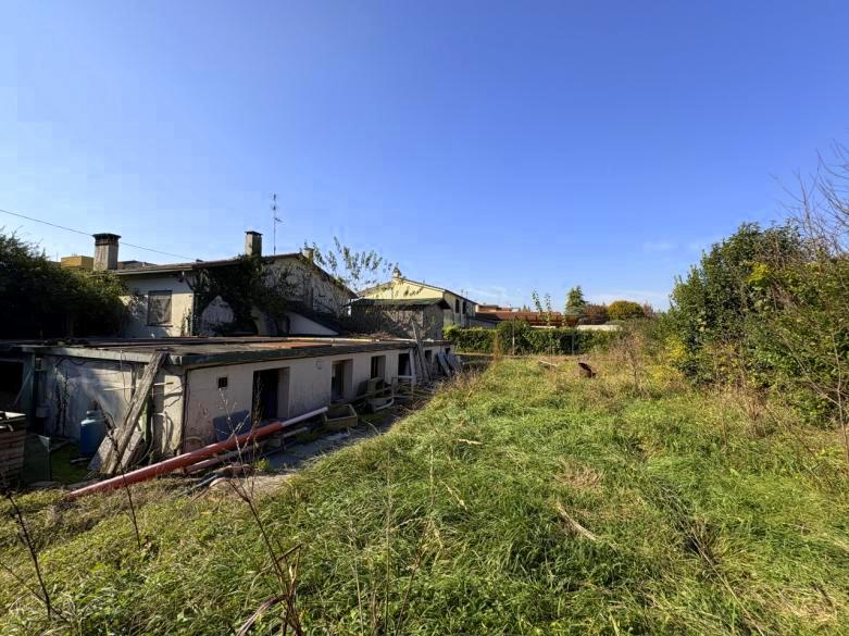Proponiamo, a Giarre di Abano Terme, una particolare proprietà composta da una casa singola da ri...