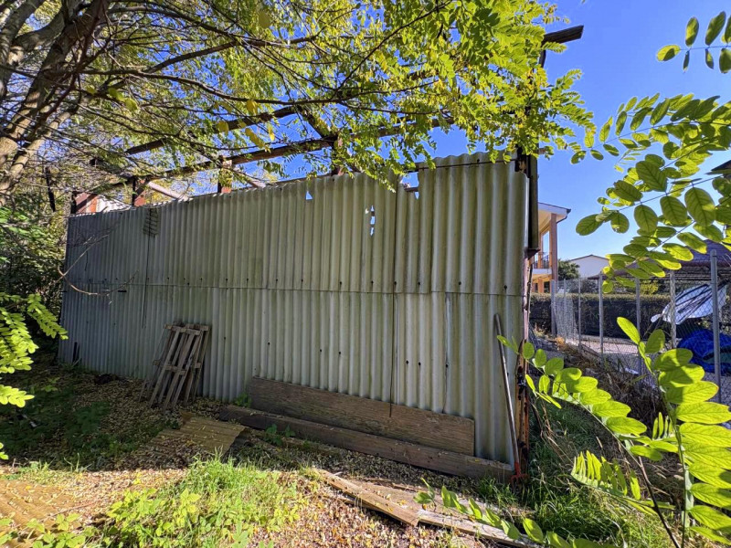 Proponiamo, a Giarre di Abano Terme, una particolare proprietà composta da una casa singola da ri...